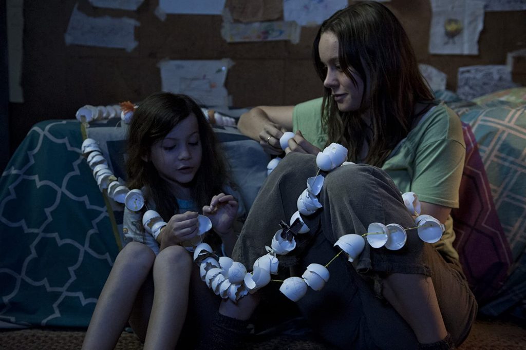 Brie Larson e Jacob Tremblay em O Quarto de Jack
